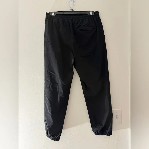 Vuori Miles Jogger in Black Size Medium Technical Pant Gorpcore Athleisure READ - Picture 9 of 16
